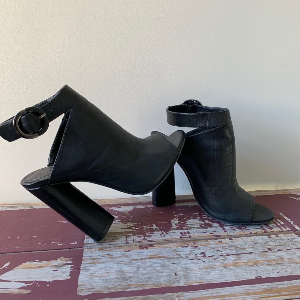 KENDALL+KYLIE Gigi Dress Sandal, black leather, 5